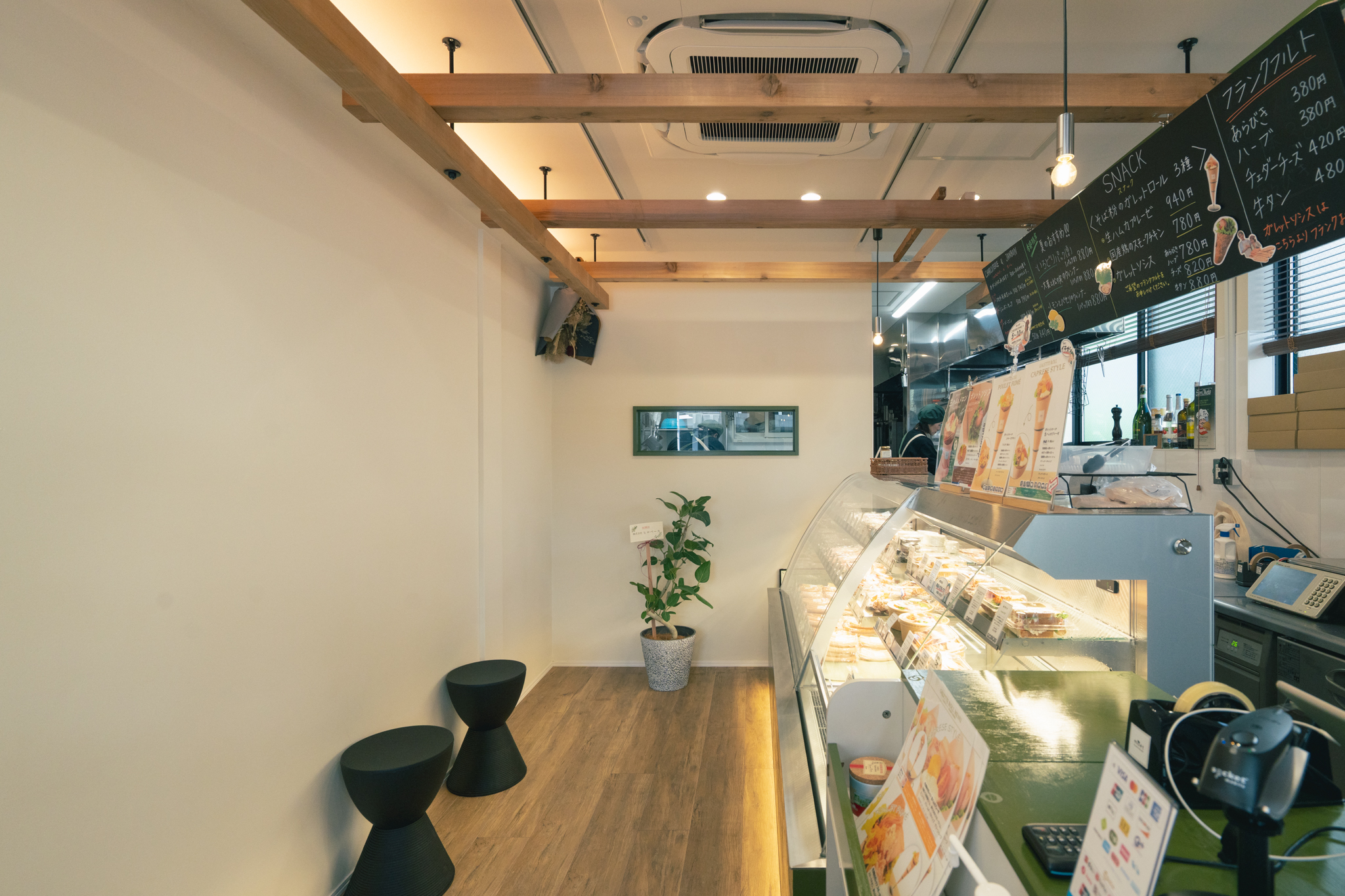 調理場の小窓を見通せる店内